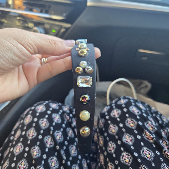 Elegant Black Embellished Handcrafted Headband - Picture 4 of 8